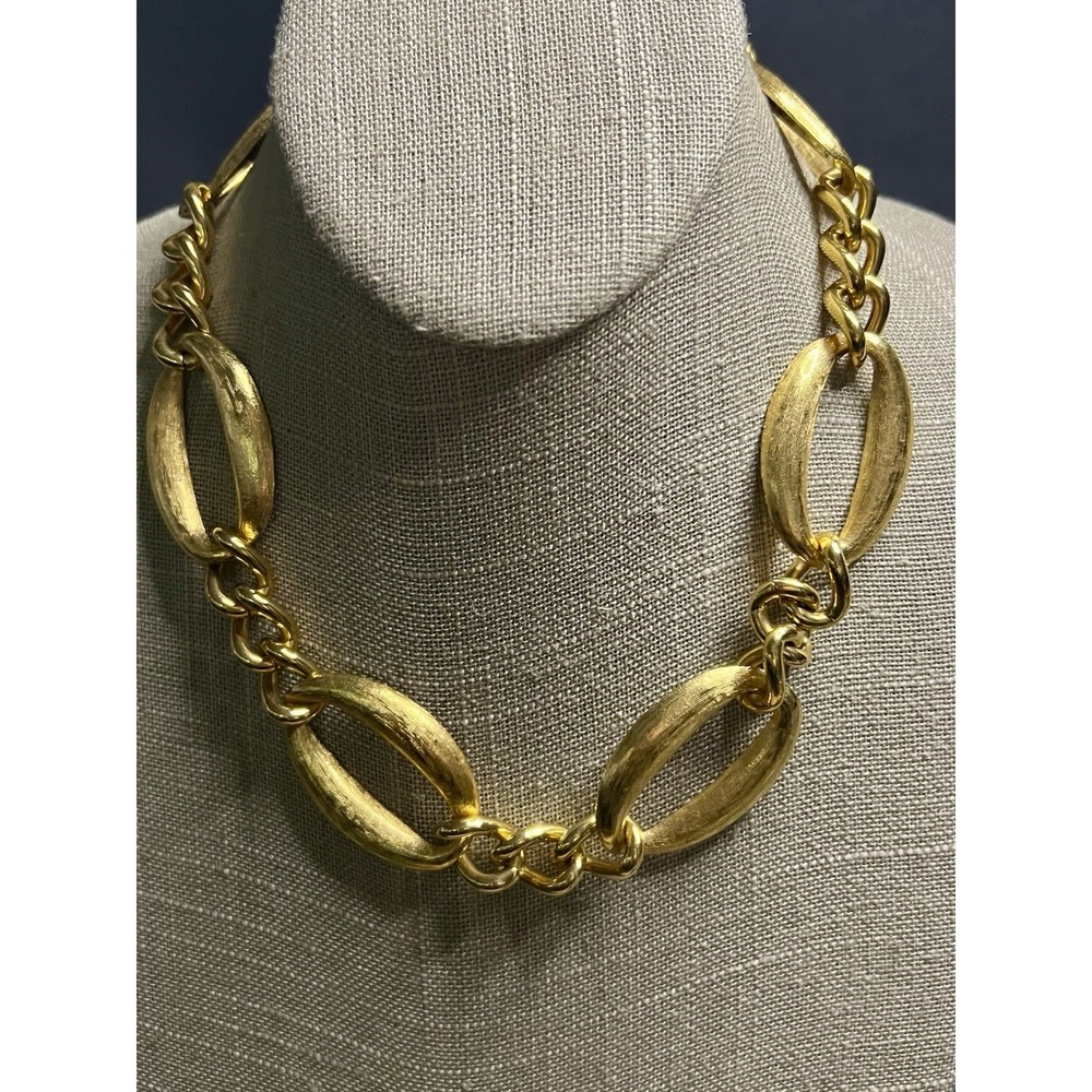 Anne Klein Vintage Gold Tone Chunky Textured Oval Link Toggle Necklace  Mob Wife